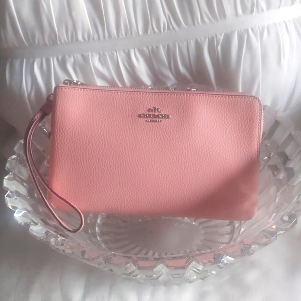 COACH NWOT Powder Pink Wristlet Wallet